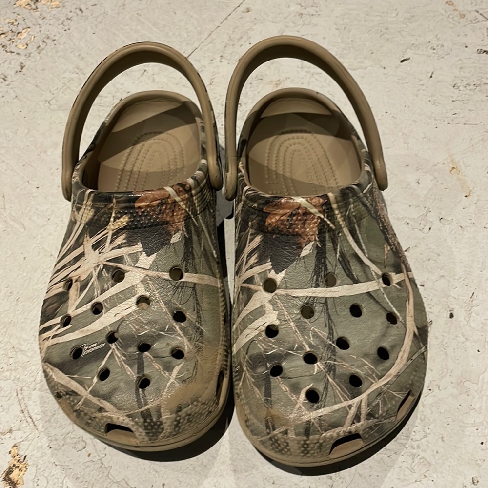 Crocs size 5M/7W. Camo
